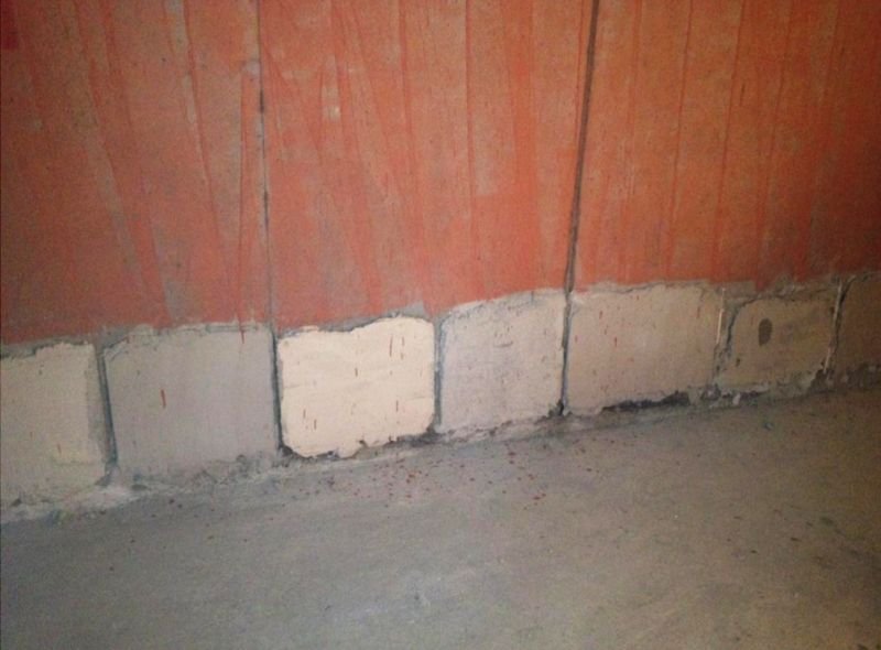FOT. 2. Widok próbek (poletek tynkarskich) wykonanych na ścianie żelbetowej (podłoże betonowe); fot.: autorzy