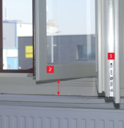 FOT. 3. Wyznaczenie maksymalnej wysokości ramy dodatkowego okna (1) na tle okna zewnętrznego (2); fot.: autor
