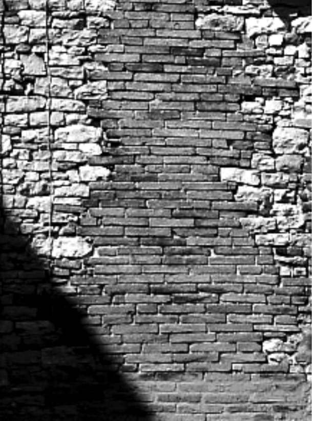 FOT. 9. Naprawa zarysowanego muru kamiennego murem z cegły pełnej [25]; fot.: archiwum autora