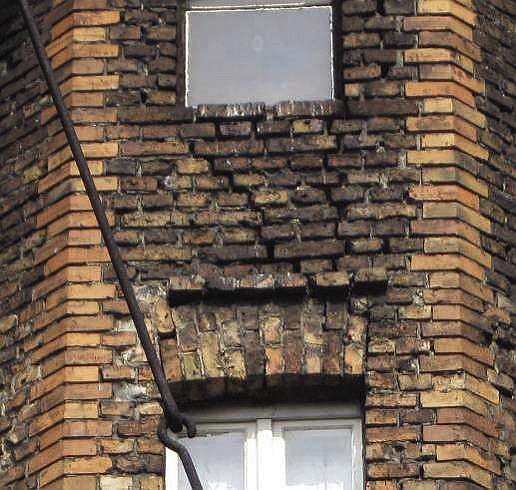 FOT. 8. Powiększenie uszkodzeń muru nad oknem między 4. piętrem a poddaszem; fot. archiwum autora