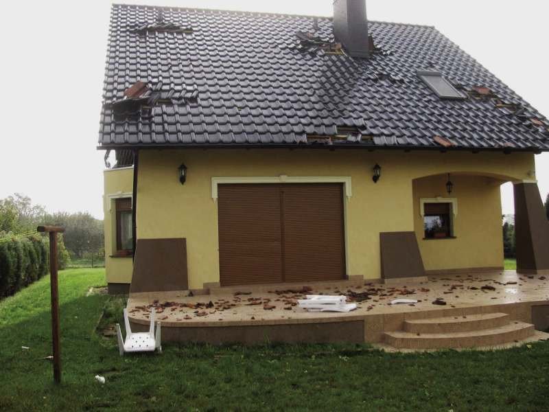 FOT. 6. Zerwanie dachówek nastąpiło w typowych miejscach: w strefach brzegowych i narożnych oraz wokół kominów. Przykręcone i spinkowane gąsiory trzymają kilka rzędów dachówek. Zerwanie w okapach następuje rzadziej i zależy od podbitki. Fot. archiwum autora