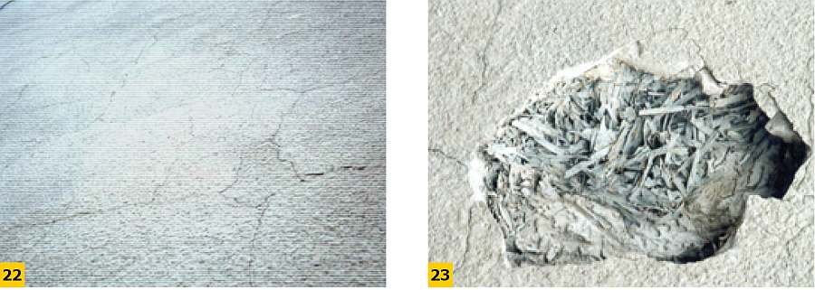 FOT. 22-23. Spękania tynku cementowo-wapiennego na płycie wiórowo-cementowej suprema; fot.: archiwum autora