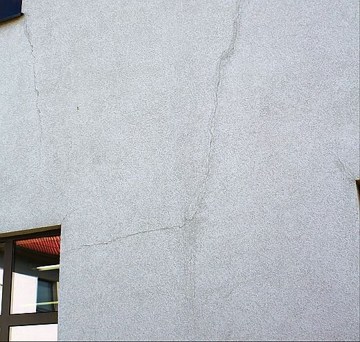 FOT. 11. Widok ściany z rysą ukośną przechodzącą z pionową; fot.: M. Rokiel