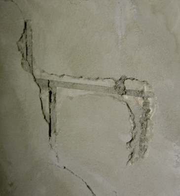 FOT. 10. Odkrywka tynku przy rysie - złe przewiązanie elementów murowych; fot.: archiwum autora
