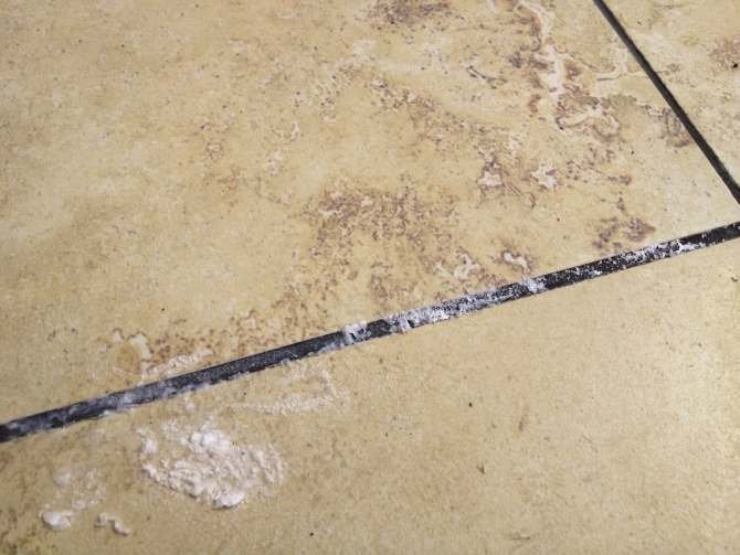 FOT. 1. Przykład uszkodzenia okładziny ceramicznej: wyciśnięty przez spoinę polimer stanowiący składnik zaprawy klejowej; fot. Renoplast