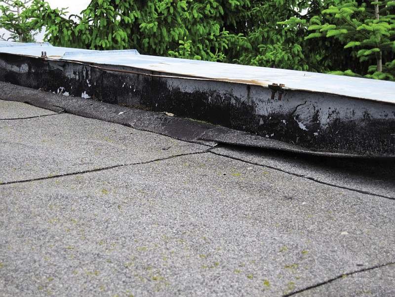 FOT. 5. Odspojone pokrycie dachowe od pionowej powierzchni muru wyprowadzonego nad połać dachową; fot. arch. autora
