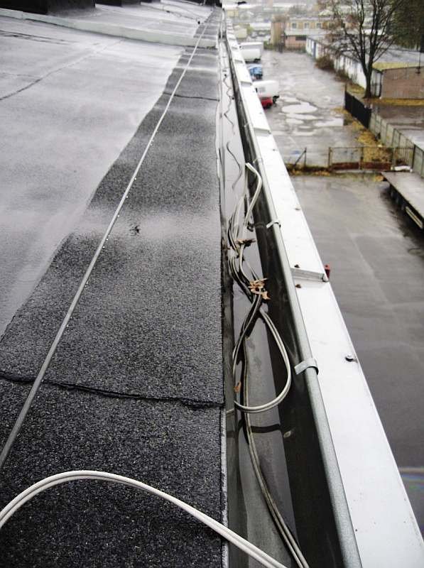 FOT. 14. Poprowadzenie instalacji kablowej w rynnie dachowej; fot. arch. autora