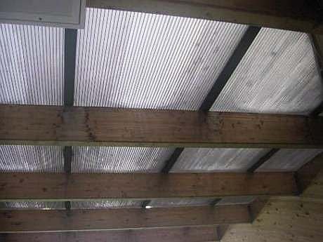 FOT. 1. Ślady po zawilgoceniach w miejscu połączeń płatwi z profilem aluminiowym; fot.: [8]