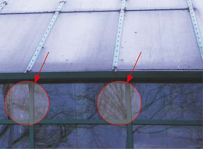 FOT. 4. Połączenie profili aluminiowych z przeszkloną obudową. Widoczne niezamknięte zakończenia profili aluminiowych; fot.: [8]