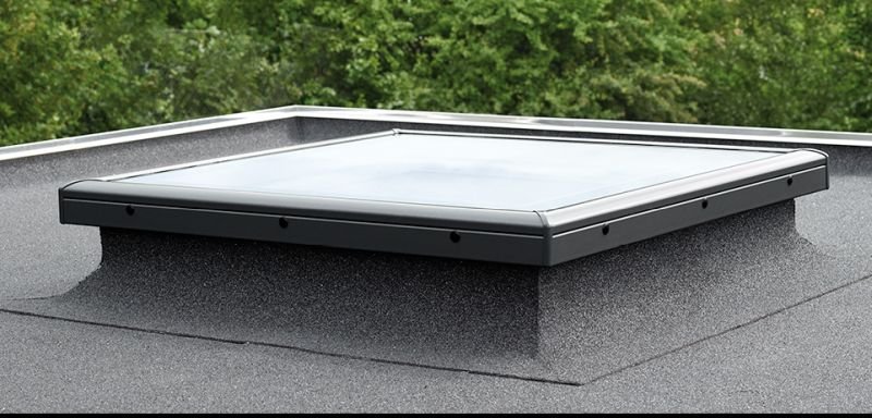 Okno prawidłowo zamontowane na dachu płaskim; fot. VELUX