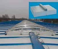 Fot. 3. Widok połaci dachowej. Uwagę zwraca sposób łączenia płyt warstwowych. W górnym rogu: szczegół łączenia płyt.