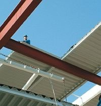 Fot. 5. Ułożona i zamocowana na płatwiach płyta stanowi platformę roboczą do układania następnych składowych przekrycia dachowego.