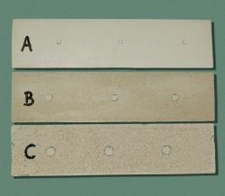 Fot. 2. Beleczki z wgłębieniami po oznaczeniach twardości powierzchniowej: A – spoiwo gipsowe A; B – tynk gipsowy B1; C – lekki tynk gipsowy B4