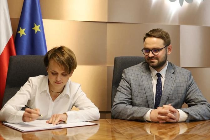 Od lewej: Jadwiga Emilewicz, wicepremier, minister rozwoju, i Bartłomiej Orzeł, pełnomocnik premiera ds. programu &bdquo;Czyste Powietrze&rdquo;
MR