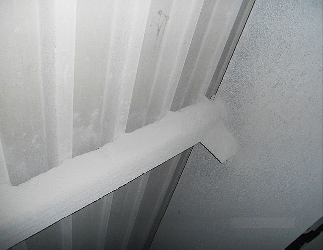 FOT. 1. Wnętrze hali fabrycznej z widoczną zalegającą warstwą pyłu cementowego na ścianie; fot: A. Nowoświat, L. Dulak