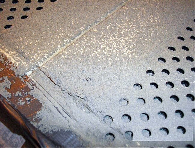 FOT. 5. Próbka po posypaniu pyłem cementowym w ilości 5,0 kg/12 m<sup>2</sup>; fot.: A. Nowoświat, L. Dulak