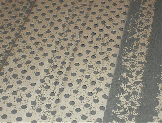 FOT. 7. Próbka po posypaniu pyłem cementowym w ilości 19,5 kg/12 m<sup>2</sup>; fot.: A. Nowoświat, L. Dulak