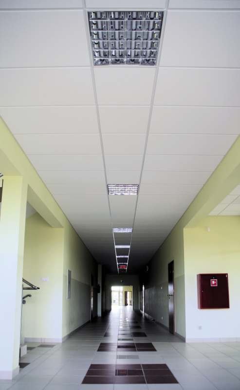 FOT. 1. Korytarz w budynku gimnazjum w Korfantowie. Sufity dźwiękochłonne na całej powierzchni korytarzy