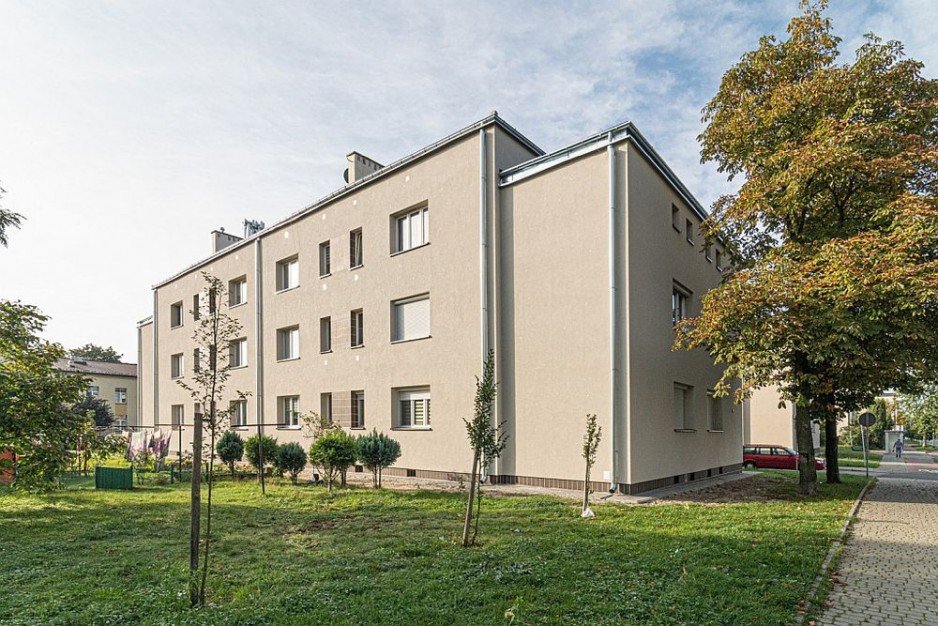Budynek przy ul. Ks. Popiełuszki 29 w Stalowej Woli – Fasada Roku 2020 w kategorii „budynek po termomodernizacji”