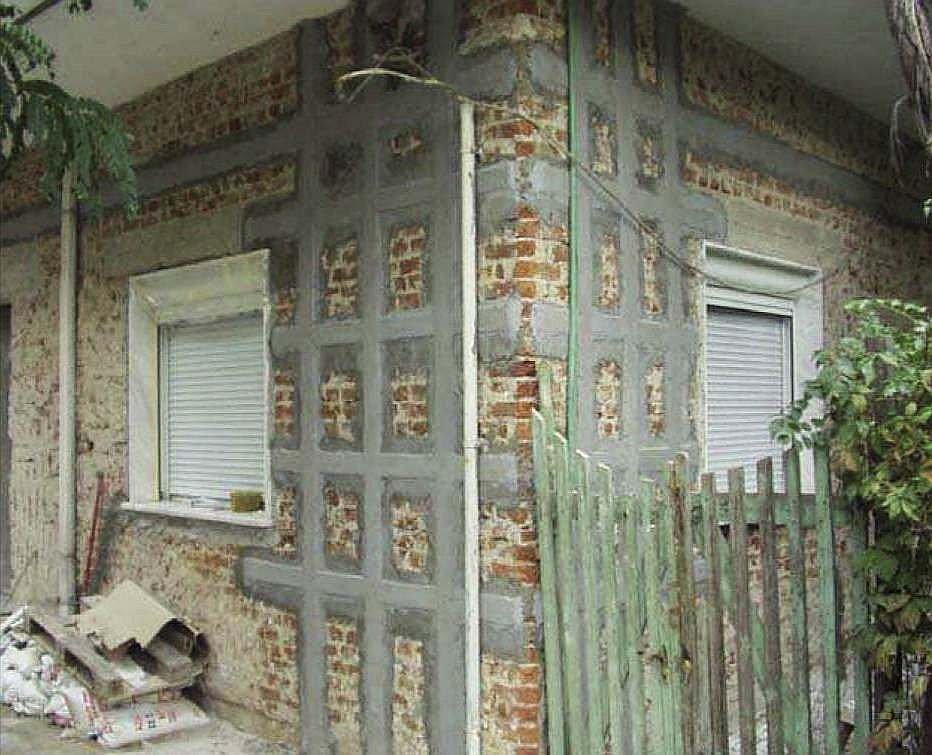FOT. 1. Przykład wzmocnienia naroża budynku laminatami FRP; fot.: archiwum autora