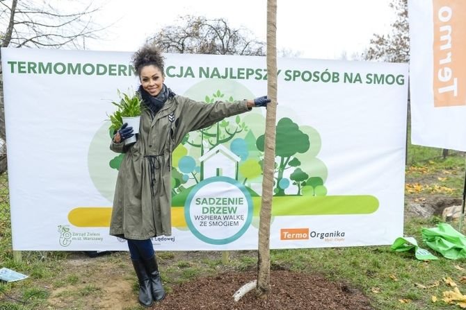 W akcji sadzenia drzew na warszawskiej Woki uczestniczyła Omenaa Mensah - ambasadorka kampanii społecznej "Termomodernizacja najlepszy spos&oacute;b na smog".
AKPA