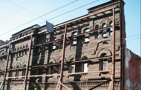 FOT. 1. Usztywnienie ścian murowych wolno stojących za pomocą pionowych stalowych przypór; fot. autorzy