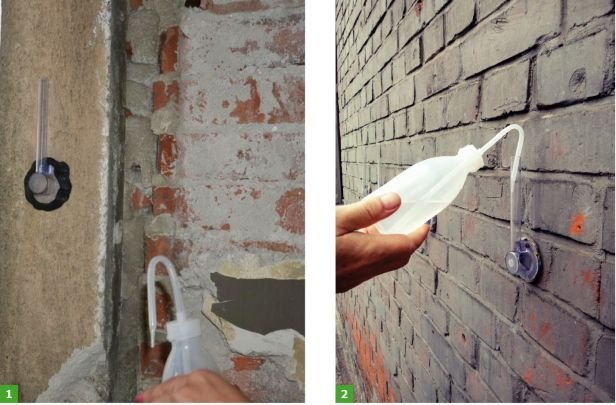 FOT. 1-2. Pomiar wodochłonności: tynku cementowo-wapiennego (1), ściany z cegły zabezpieczonej hydrofobowo (2); fot.: B. Orlik-Kożdoń