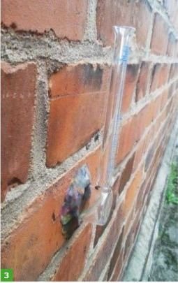 FOT. 3. Pomiar wodochłonności: tynku cementowo-wapiennego  ściany z cegły; fot.: B. Orlik-Kożdoń 