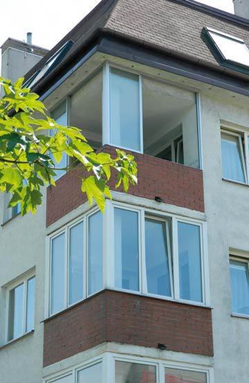 FOT. 1–2. Obudowa balkonów w systemie ramowym − przesuwnym (wyższa kondygnacja) i z wykorzystaniem profili okiennych (niższa kondygnacja) (1) oraz bezramowym (2)