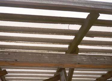 Fot. 6. Skutki pozostawienia zbrojonej FWK na więźbie dachowej bez pokrycia zasadniczego w czasie dłuższym niż jej odporność na działanie promieniowania ultrafioletowego. Po wypaleniu się stabilizatorów UV folia sztywnieje, a potem się kruszy. Zostaje ty.