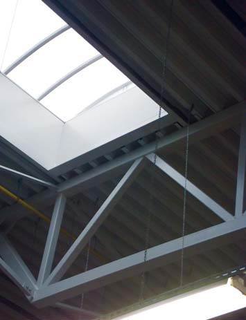 FOT. 1. Typowy dach hali o konstrukcji stalowej
ze świetlikami. Dach oparty jest o płytę nośną wykonaną z blachy trapezowej (system jak na RYS. 1)