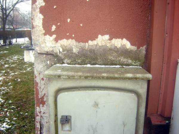 Fot. 12. Uszkodzenie ściany spowodowane zbyt
bliską lokalizacją szafki telekomunikacyjnej