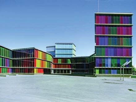 Fot. 18. Przykład wykorzystania koloru w fasadach szklanych – MUSAC Art Forum w Leónie