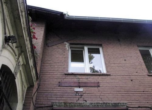 FOT. 6. Nieskuteczne naprawy zarysowań przez blachy
mocowane do muru śrubami;