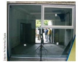 Fot. Próbka fasady aluminiowej zamontowana w otworze badawczym sprzężonych komór pogłosowych Katedry Procesów Budowlanych Politechniki Śląskiej