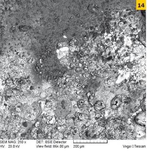 Fot.14. Obraz mikroskopowy stalowej blachy okapowej. Widoczne produkty korozji pochodzące z betonu (głównie węglany wapnia, nieco etryngitu) i produkty korozji blachy stalowej
