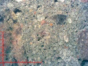 FOT. 1–2. Obraz przekroju poprzecznego betonu niemodyfikowanego (B1) wykonany mikroskopem stereoskopowym przy 10-krotnym powiększeniu