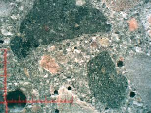 FOT. 3–4. Obraz przekroju poprzecznego betonu z udziałem superplastyfikatora (B2) wykonany mikroskopem stereoskopowym przy 10-krotnym powiększeniu