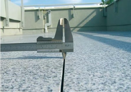 FOT. 4. Większość płyt ma wymiar 1,2×1,2 m, a szpary między nimi wielkość 2–7 mm. Proporcje powierzchni są więc bardzo niekorzystne: mimo że szpary zapewniają odpływ wody pochodzącej z małych deszczów, podczas obfitych opadów woda szuka odpływu i spiętrz.