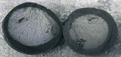 FOT. 5–6. Próbki w postaci kul uformowanych z zalew drogowych po badaniu odporności na zamrażanie według normy branżowej BN-74/6771-04 [1]: kulka rozpadła się po uderzeniu o betonowe podłoże (5), brak odprysków i pęknięć po uderzeniu (6)