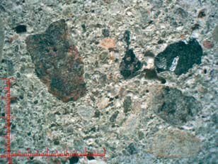 FOT. 5–6. Obraz przekroju poprzecznego betonu z udziałem domieszki napowietrzającej (B3) wykonany mikroskopem stereoskopowym przy 10 krotnym powiększeniu