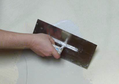 Fot. 4. Gładź nakłada się na powierzchnię przy użyciu metalowej pacy.