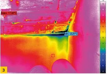 FOT. 3. Rozkład termiczny wadliwie wykonanej izolacji dachu za pomocą włóknistych materiałów termoizolacyjnych. Obraz zarejestrowany po zdjęciu płyt gipsowo-kartonowych.