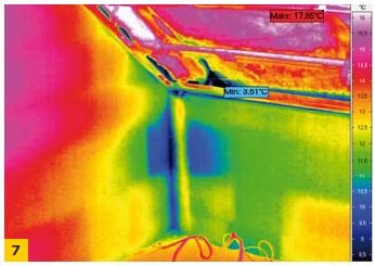 FOT. 7. Rozkład termiczny izolacji termicznej dachu w okolicach ścianki kolankowej bez płyt gipsowo­‑kartonowych