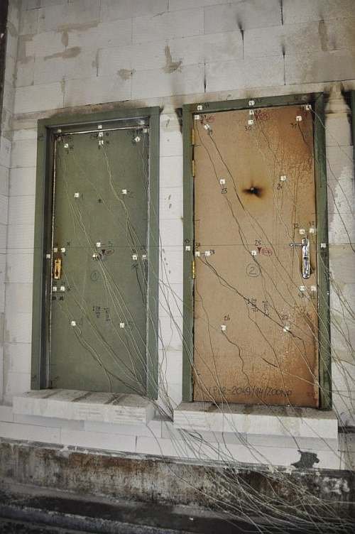 FOT. 5. Widok nienagrzewanej powierzchni elementów próbnych jednoskrzydłowych drzwi drewnianych w ościeżnicy stalowej w trakcie badania w zakresie odporności ogniowej; fot.: archiwa autorów