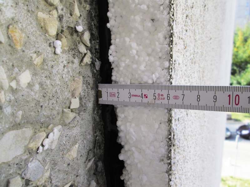 FOT. 9. Pomiar grubości odsunięcia termoizolacji od podłoża