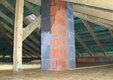 FOT. 2. Przeciekanie komina spowodowane wadliwym
wykonaniem połączenia
na dwóch poziomach (w tym przypadku z papą i dachówką). Murowana konstrukcja stanowi
mostek termiczny wyciągający ciepło z budynku;