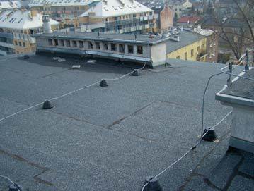 FOT. 31–35. Źle zamontowane kratki są częstą przyczyną przeciekania dachu