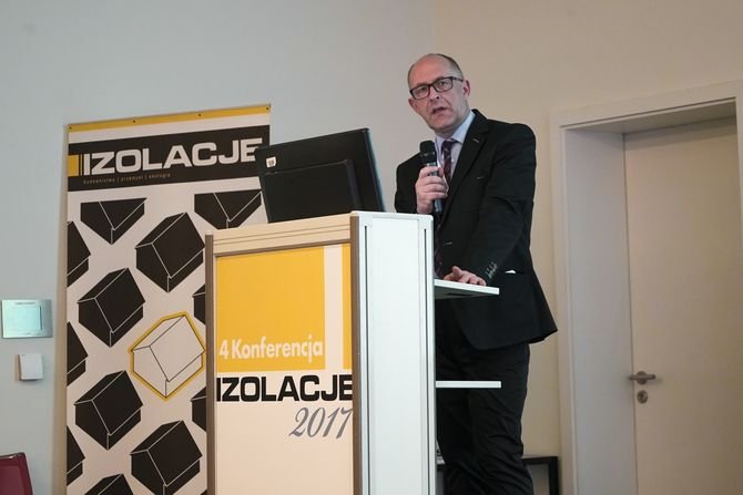 Jarosław Szulc z ITB pokazał techniczne możliwości modernizacji budynków z wielkiej płyty.