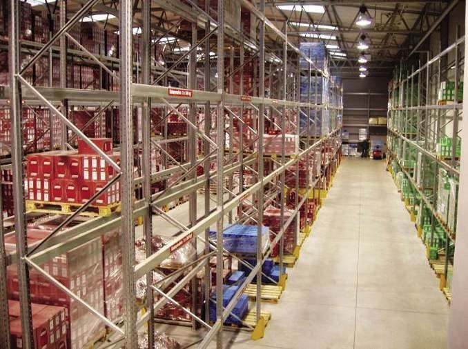 FOT. 2. Magazyn o określonym przez ustawienie regałów ruchu wózków